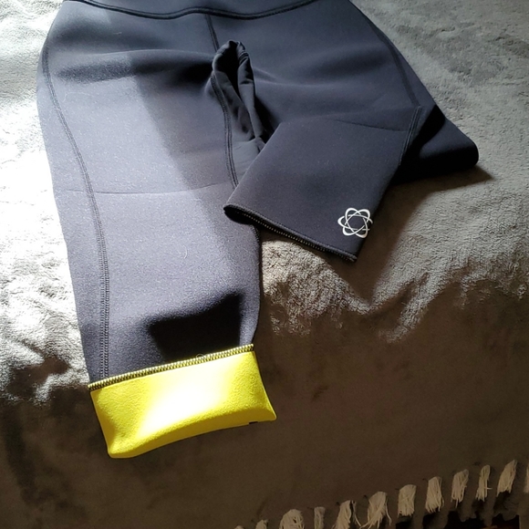 HOT PANTS - Picture 6 of 6